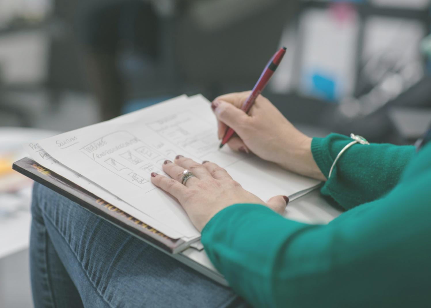 Équipe de travail collaborative dans un environnement professionnel moderne